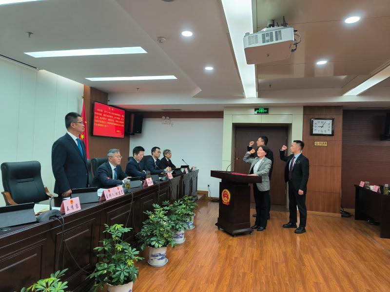 屯溪区第十八届人大常委会第三十二次会议召开